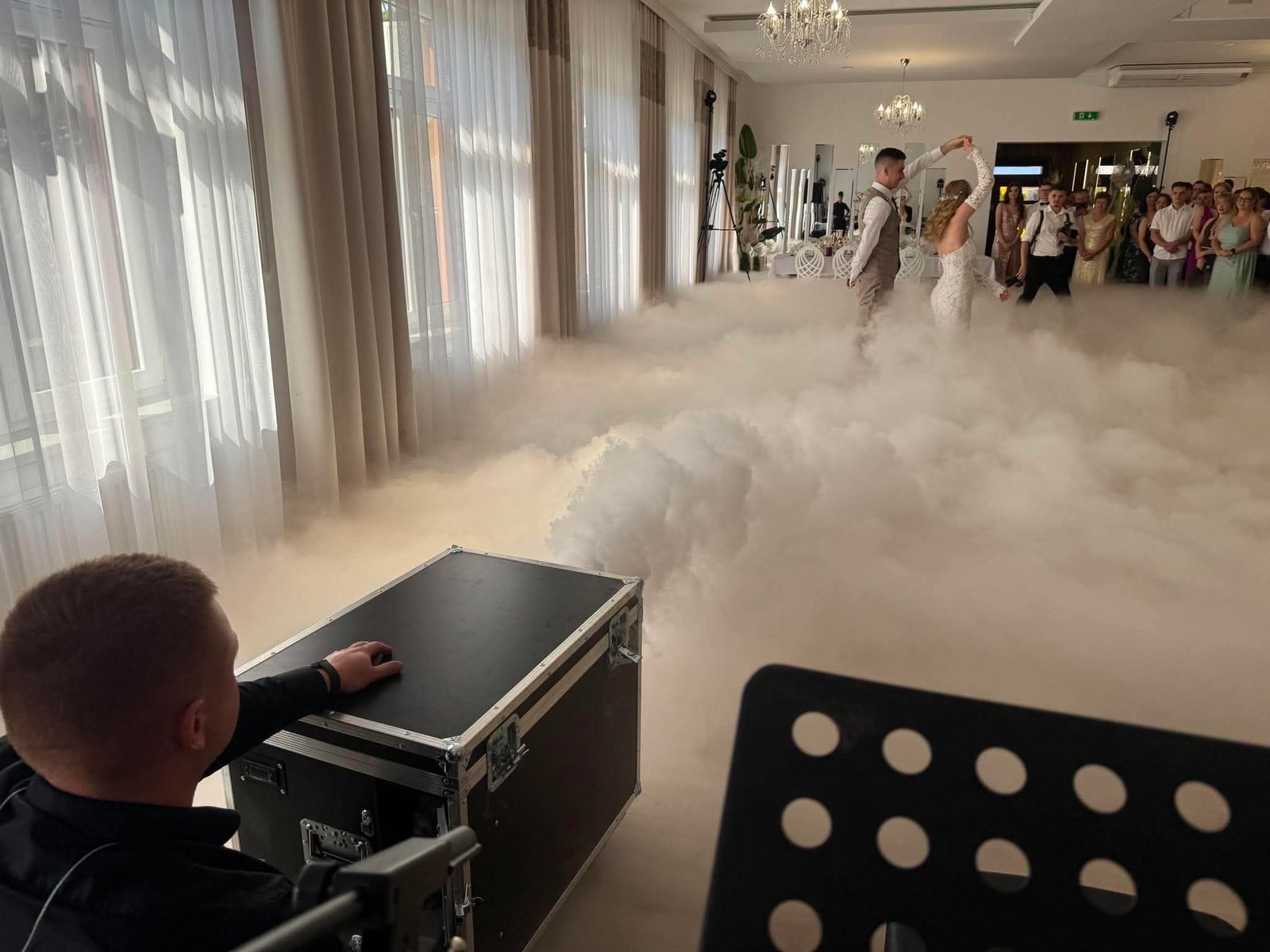 Pierwszy taniec Pary Młodej w ciężkim dymie