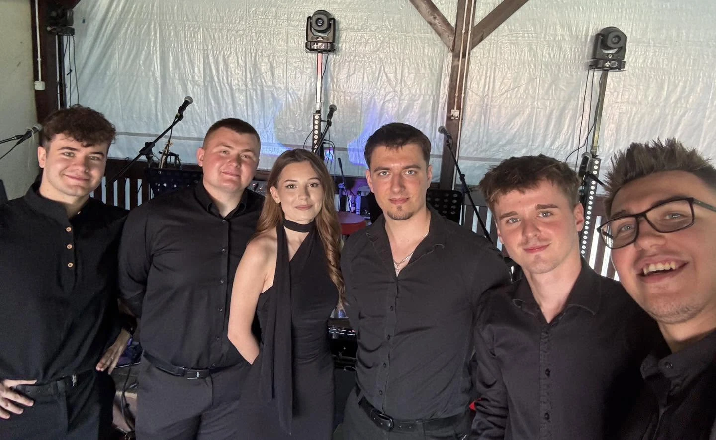 Wspólne selfie wokalistki i muzyków Torino w czarnych strojach.