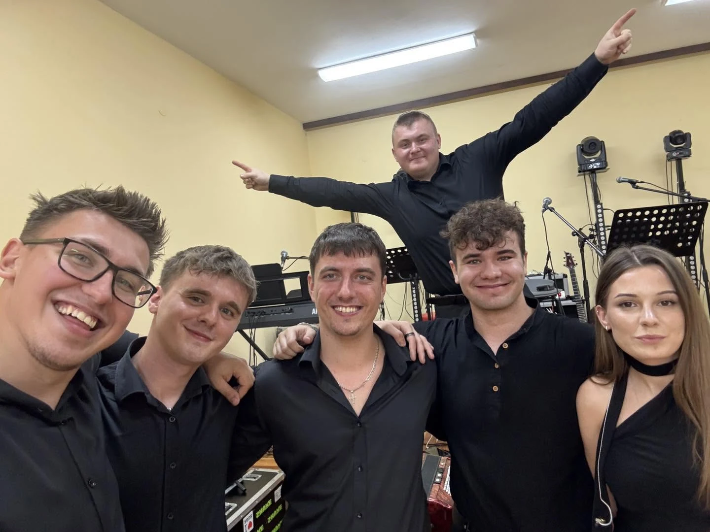 Wokalistka i muzycy Torino na wspólnym selfie podczas próby.