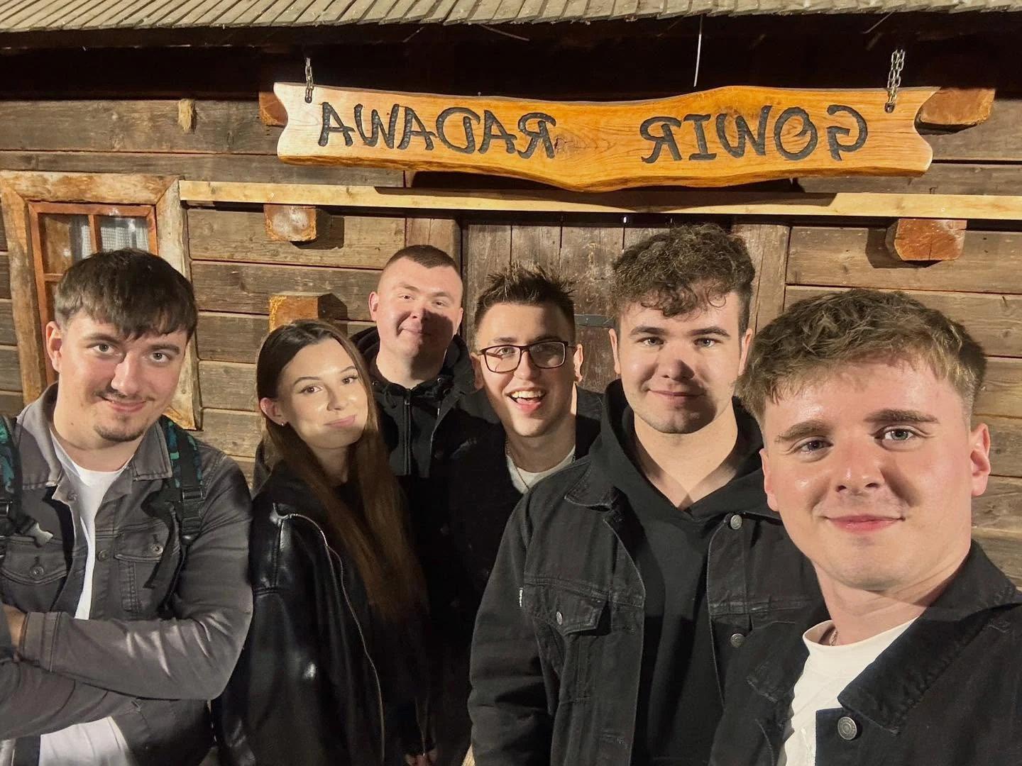 Wokalistka i muzycy Torino na selfie w drewnianym wnętrzu.
