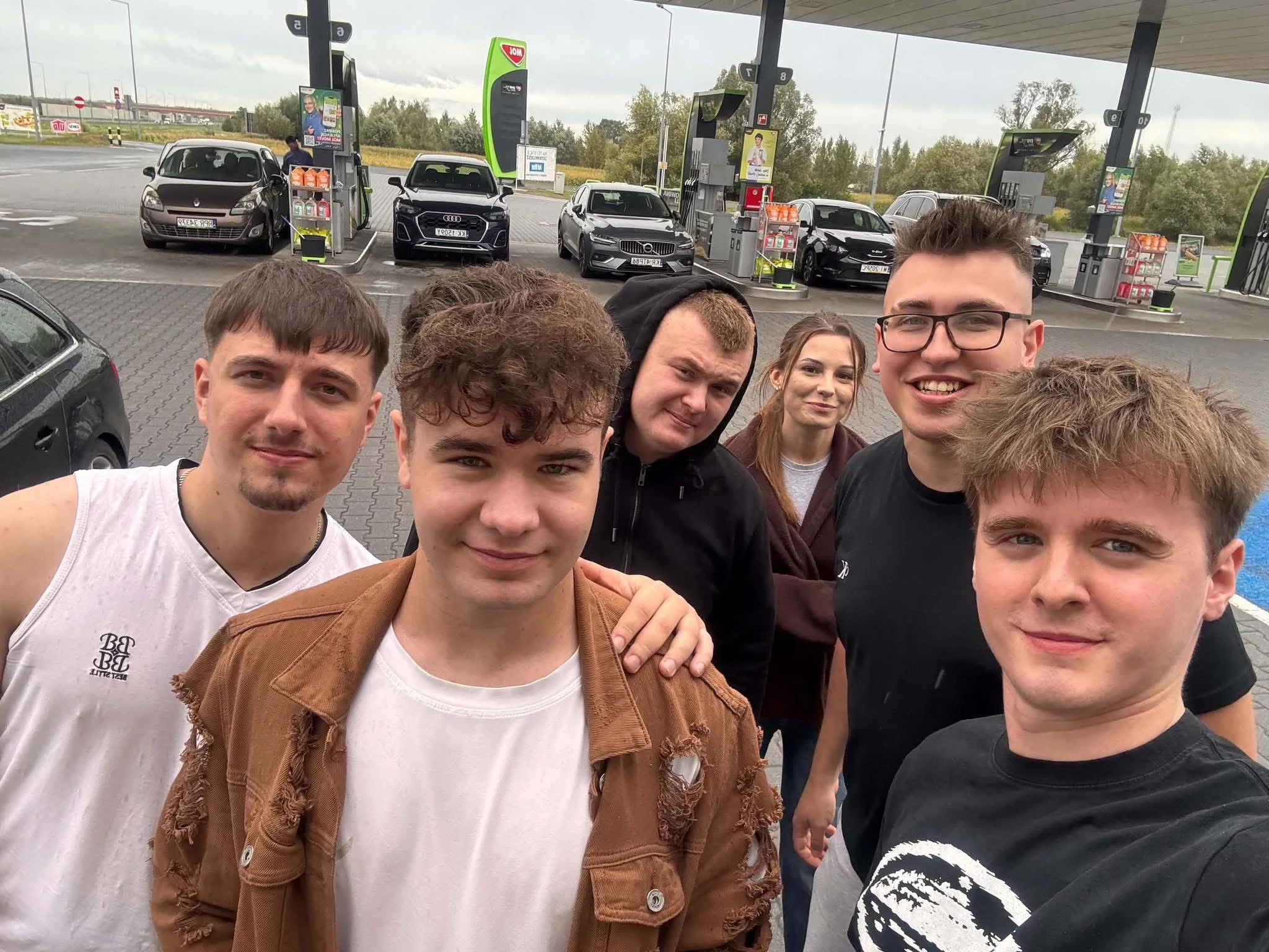 Wokalistka i muzycy Torino na wspólnym selfie na zewnątrz.