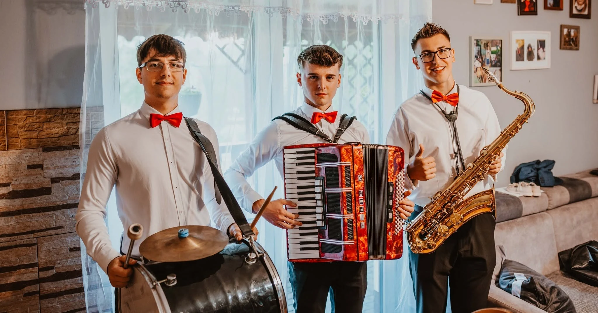 Trzech muzyków Torino z bębnem, akordeonem i saksofonem tenorowym.