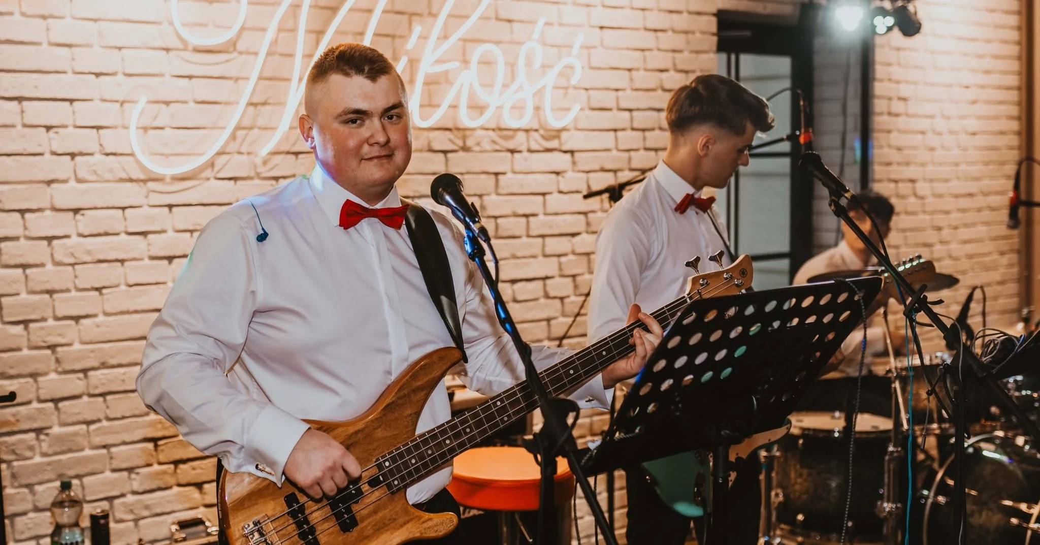 Saksofonista i keyboardzista Torino w trakcie występu.
