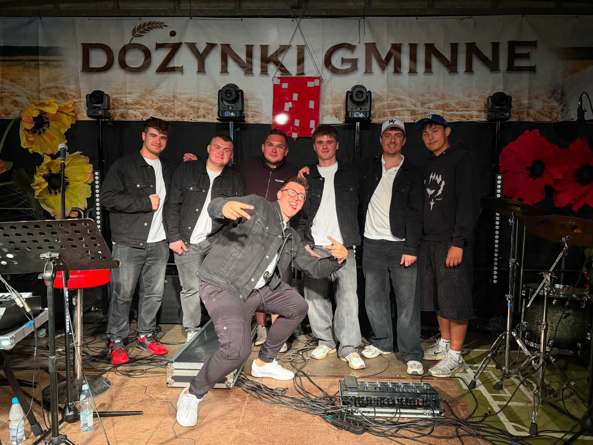 Wspólne zdjęcie mężczyzn na scenie podczas dożynek gminnych.